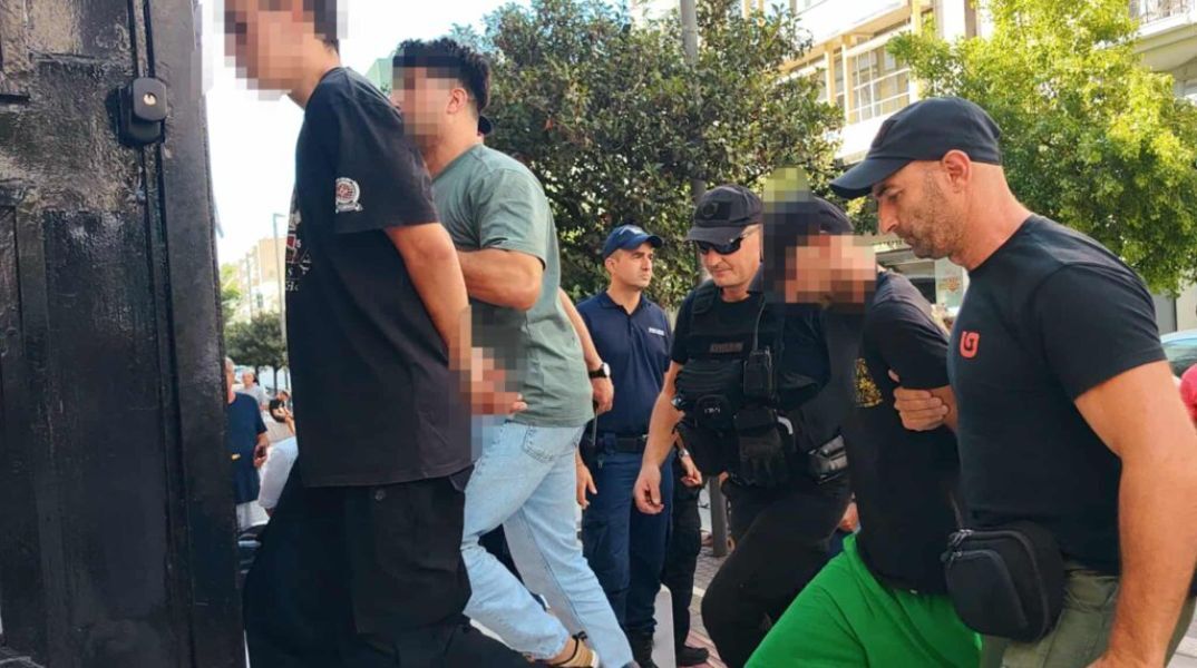 Στον εισαγγελέα οι 3 συλληφθέντες για τις φωτιές στην Πάτρα: Ομολόγησε ο ένας, «είχα πιει και δεν θυμάμαι» υποστηρίζει άλλος