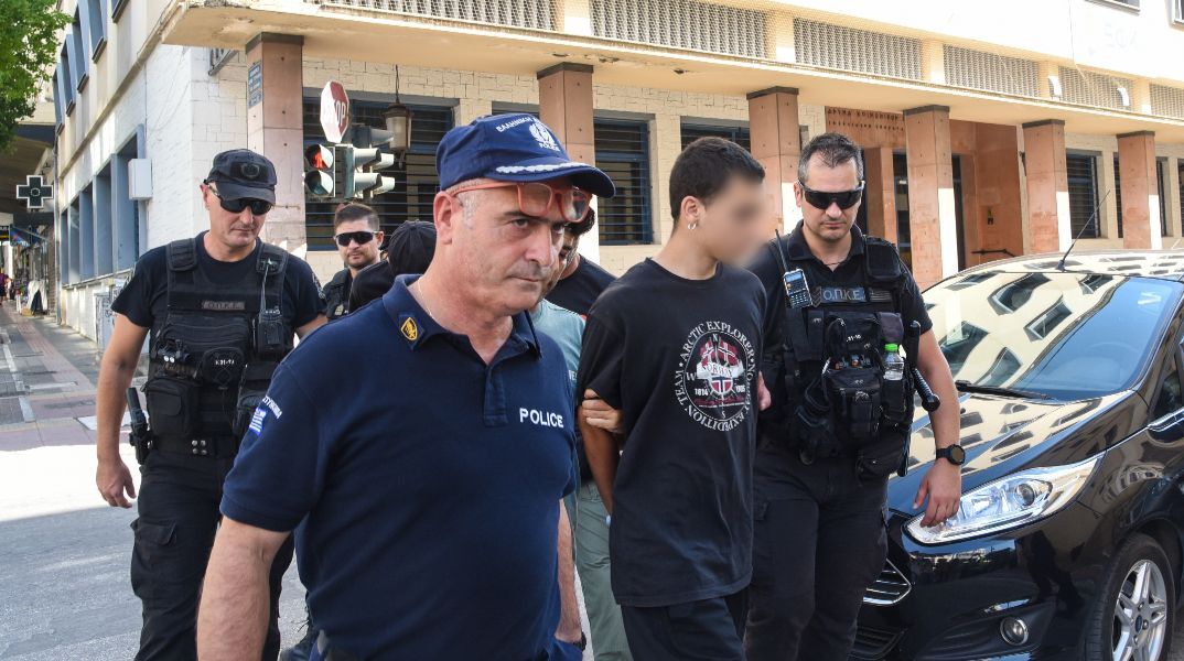 Φωτιά στην Πάτρα: Εξαγριωμένοι κάτοικοι επιτέθηκαν στους συλληφθέντες - Τους συγκράτησαν οι αστυνομικοί