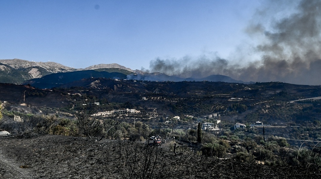 Φωτιές: Μάχη με διάσπαρτες εστίες στην Αχαΐα - Εξακολουθεί να είναι δύσκολη η εικόνα στη Χίο