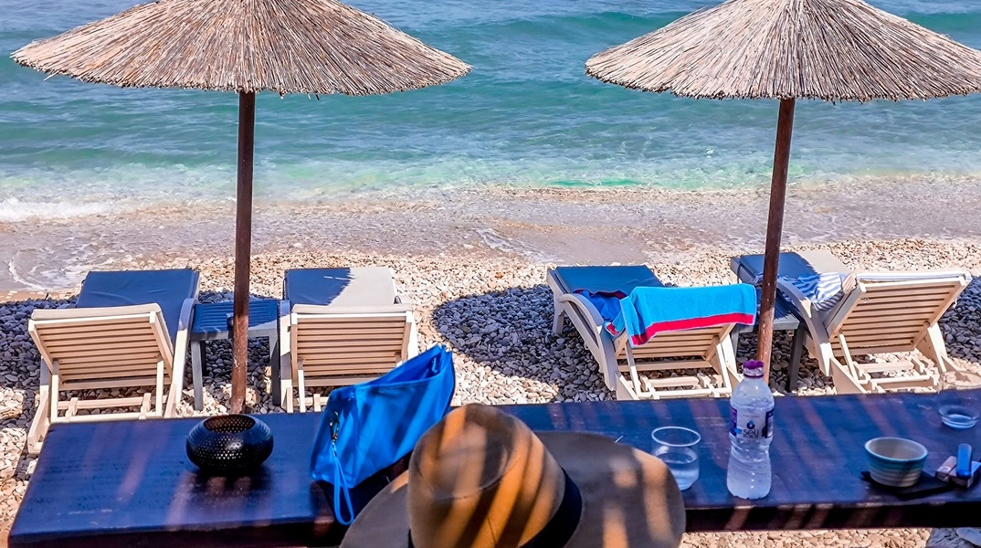Ξαπλώστρες και ομπρέλες σε παραλία