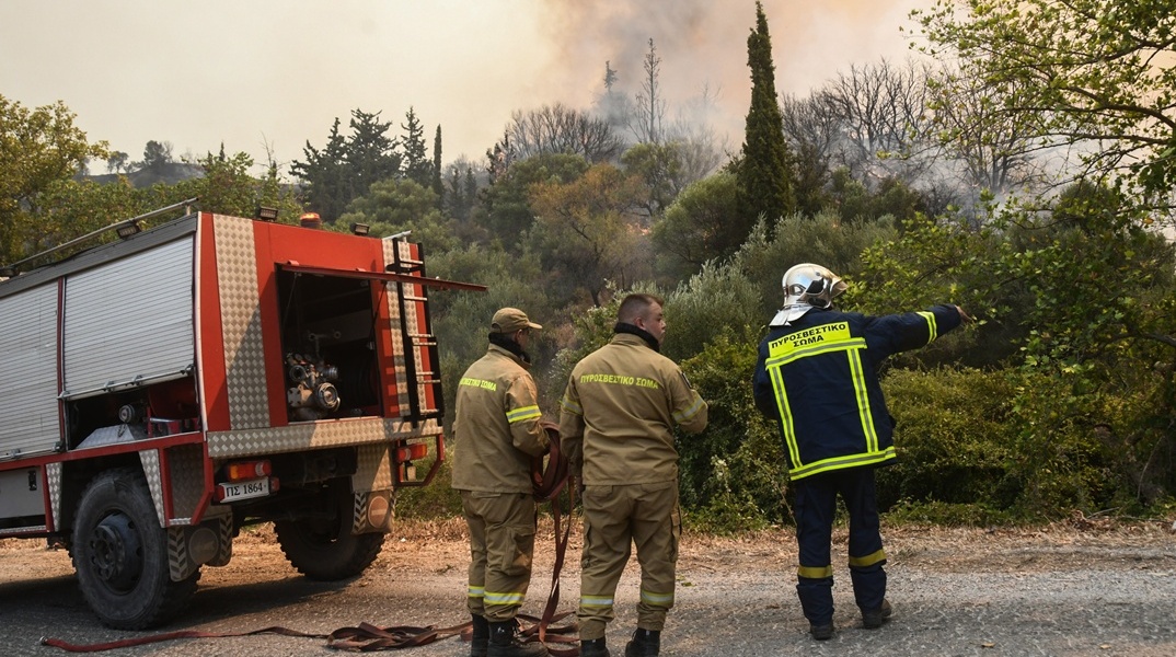 Πυροσβέστες σε σημείο όπου μαίνεται φωτιά στην Αχαΐα