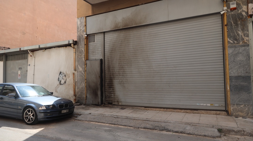 Κολωνός: Επίθεση με γκαζάκια σε είσοδο πολυκατοικίας