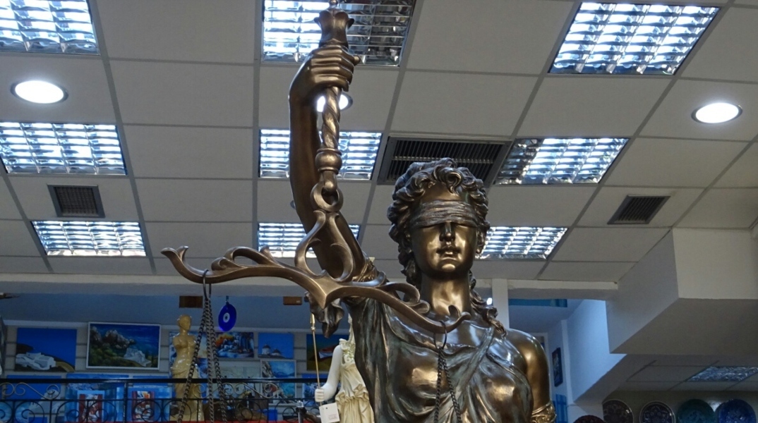 Όταν το κράτος ζητά επισήμως να μην επιβάλλεται ο νόμος