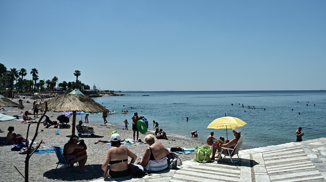 Λουόμενοι σε παραλία στο Παλαιό Φάληρο