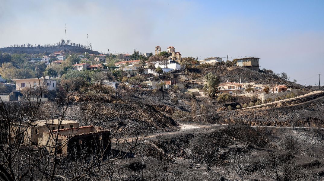 Φωτιά στη Χίο: Συνεχίζεται η μάχη με τις αναζωπυρώσεις - Μήνυμα του 112 για εκκένωση σε Λεπτόποδα και Καμπιά