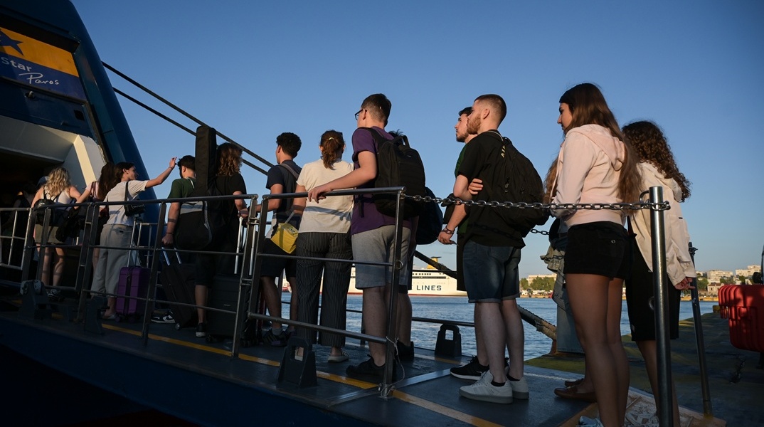 Εκδρομείς πάνω σε καράβι