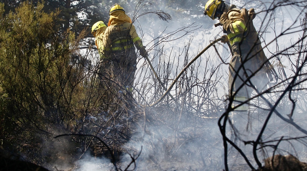 Πυροσβέστες επιχειρούν για την κατάσβεση φωτιας στην Ισπανία