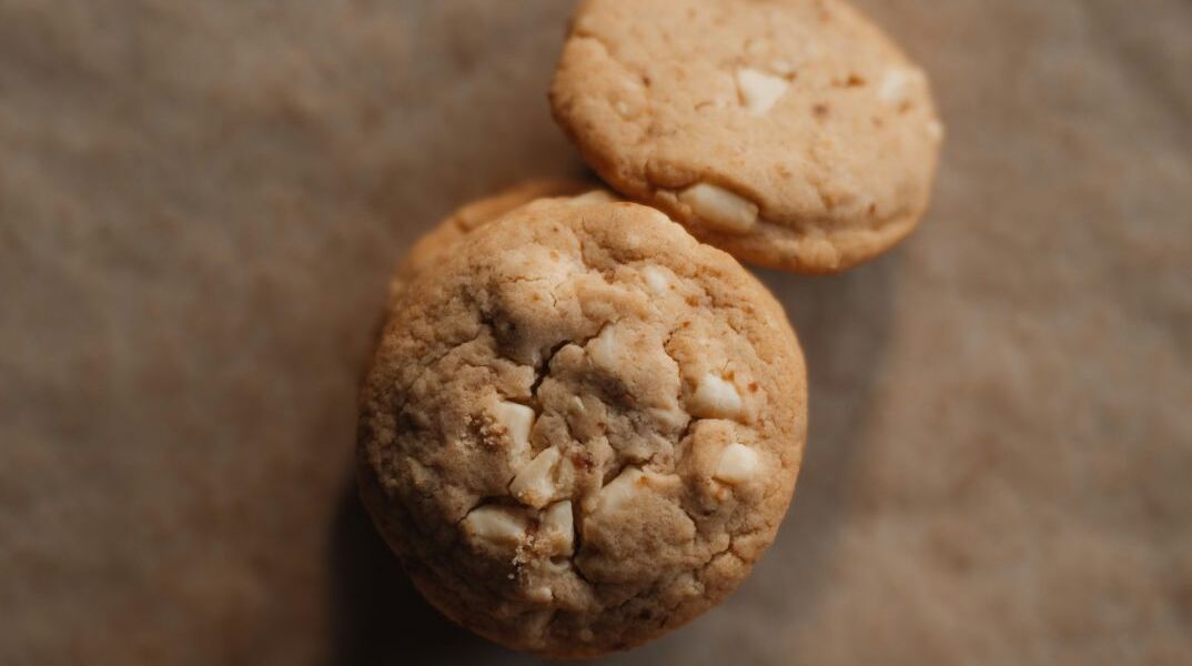 Εύκολα μπισκότα με μπανάνα και καρύδια