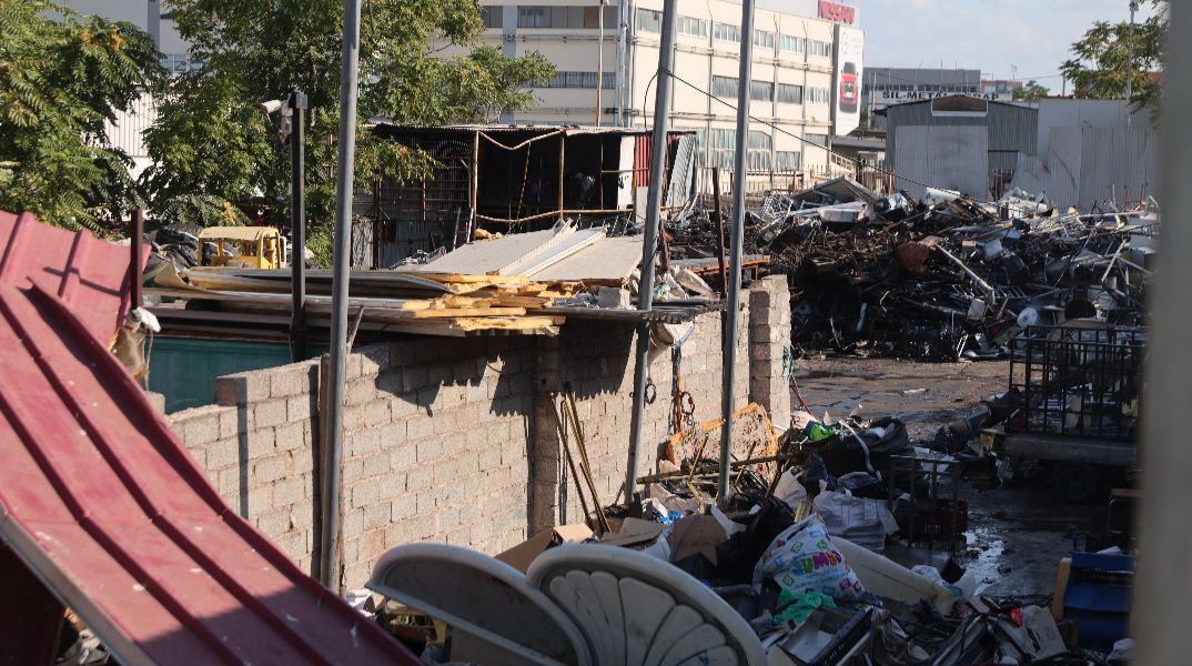 Υπό έλεγχο η φωτιά στη βιοτεχνία ανακυκλώσιμων υλικών στο Αιγάλεω