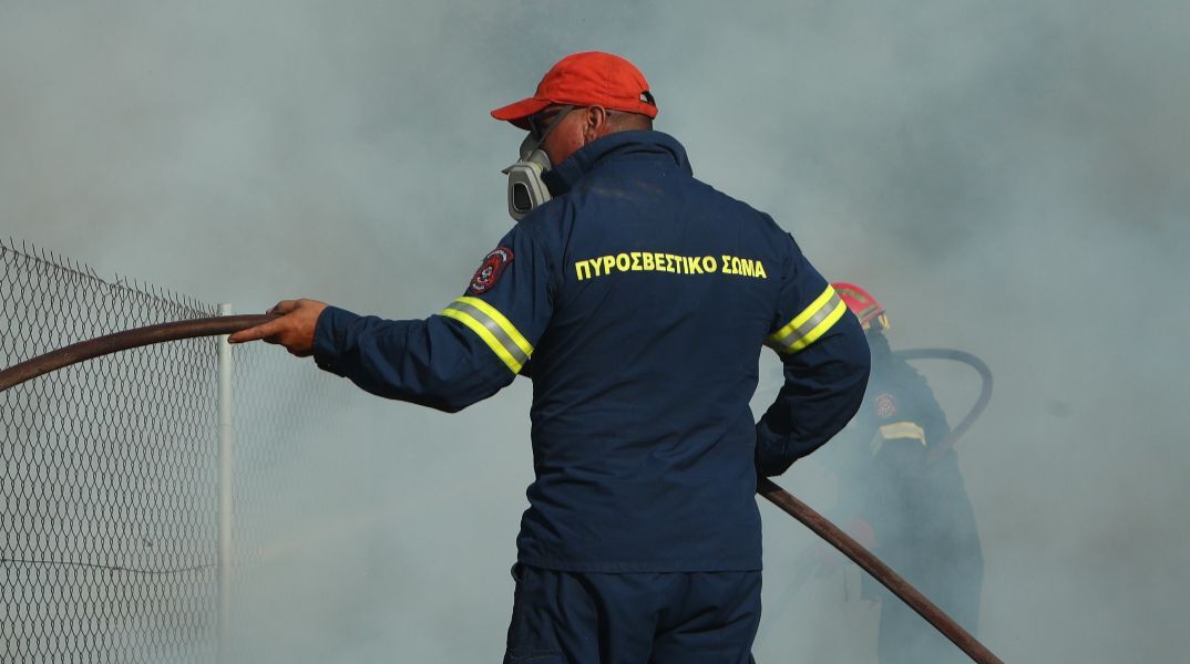 Αργολίδα: Με κάταγμα σε σπόνδυλο, γόνατο και φτέρνα ο πυροσβέστης που τραυματίστηκε ενώ έσβηνε τη φωτιά