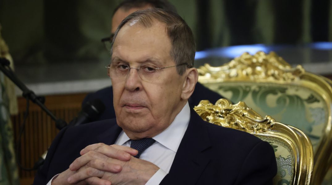 Το πουλόβερ του Λαβρόφ και το δράμα της Ουκρανίας