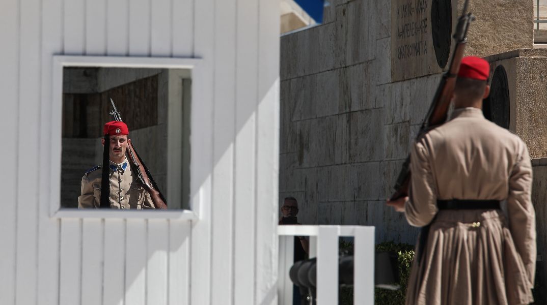 Λεκτική επίθεση δέχτηκαν οι Εύζωνες από μετανάστη στο Σύνταγμα - Διακόπηκε η αίτηση ασύλου του, λέει ο Πλεύρης 