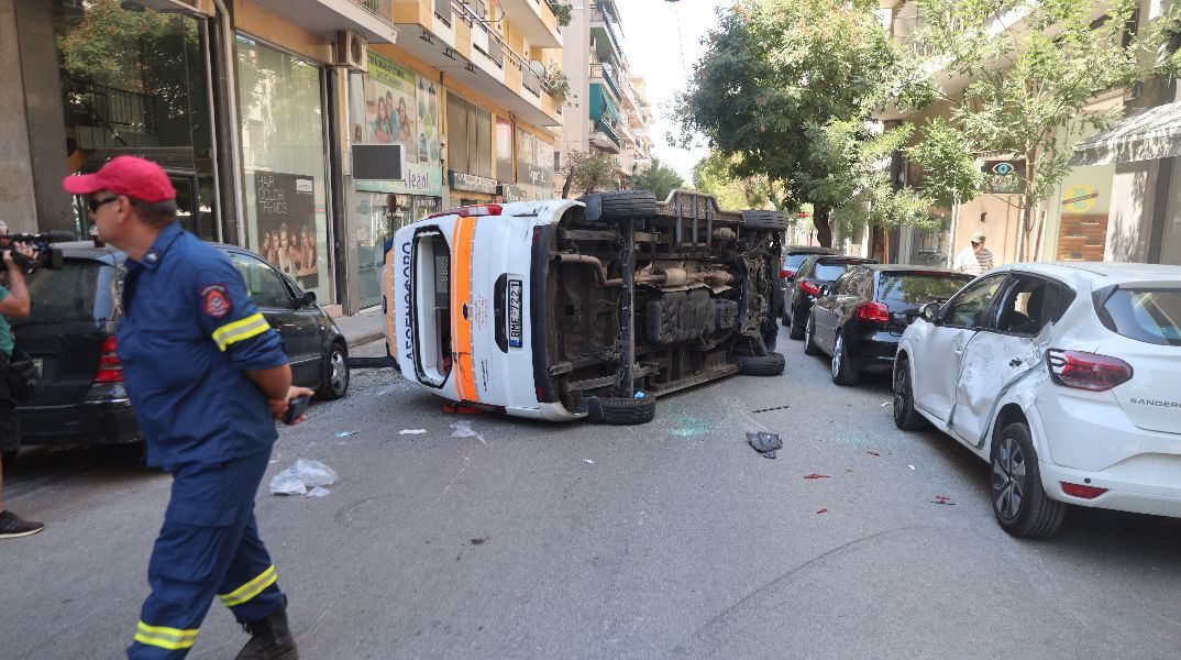 Ανετράπη ασθενοφόρο στην περιοχή Γουδή - Μετέφερε ασθενή