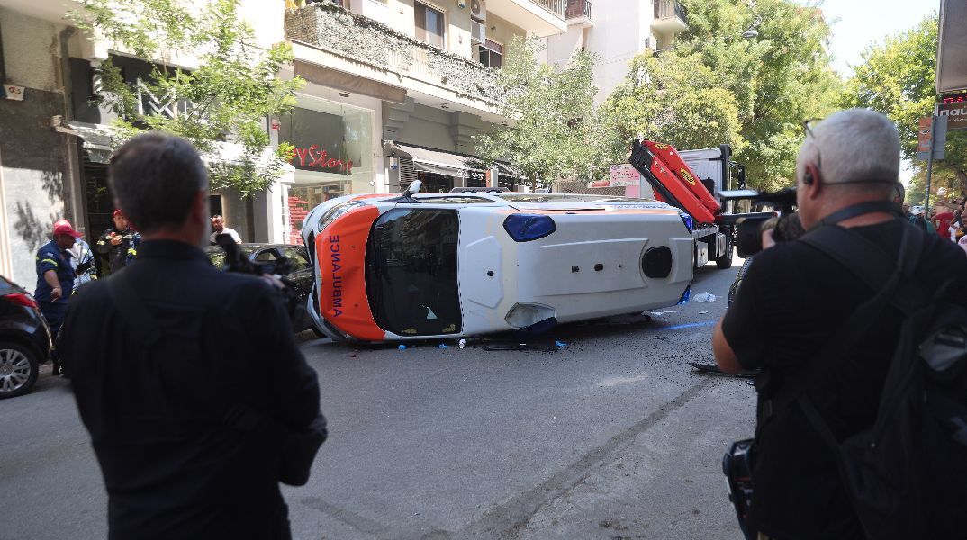 Τραγική κατάληξη στο Γουδή: Πέθανε ο ασθενής μετά την ανατροπή του ασθενοφόρου