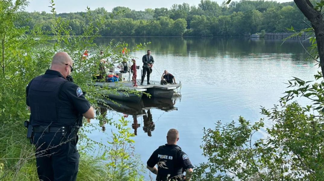 Ψαράς στη Μινεσότα βρήκε με σόναρ βυθισμένο αυτοκίνητο - Μέσα εντοπίστηκαν λείψανα, πιθανόν αγνοούμενου από το 1967 - Η υπόθεση εξαφάνισης. 
