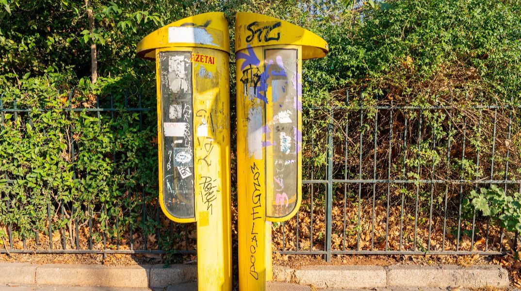 Απομάκρυνση των εγκαταλελειμμένων καρτοτηλεφώνων από τα πεζοδρόμια της Αθήνας	