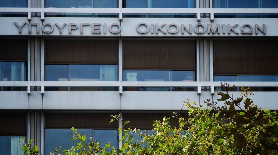 ΥΠΟΙΚ: Ο κρατικός προϋπολογισμός κατέγραψε πλεόνασμα 2,1 δισ. ευρώ στο επτάμηνο, υπερβαίνοντας τον στόχο, με αυξημένα έσοδα και μειωμένες δαπάνες