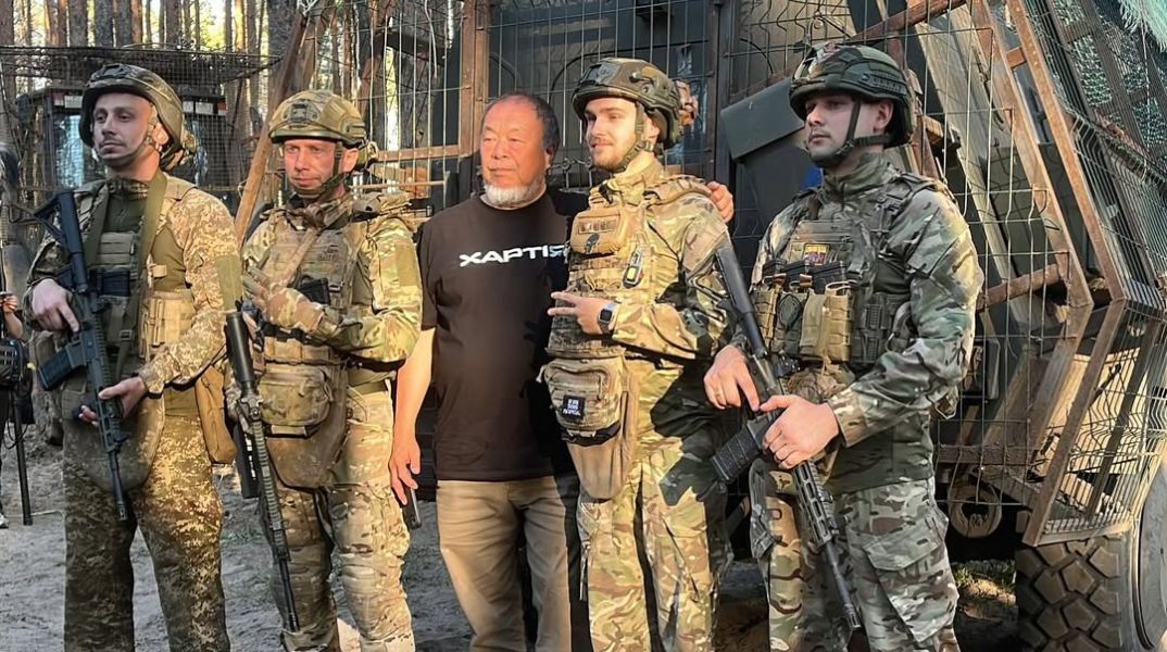 Ai Weiwei: Ο Κινέζος καλλιτέχνης και ακτιβιστής συνάντησε Ουκρανούς στρατιώτες και πολιτιστικούς φορείς στο Χάρκοβο, εν μέσω επιθέσεων από τη Ρωσία.