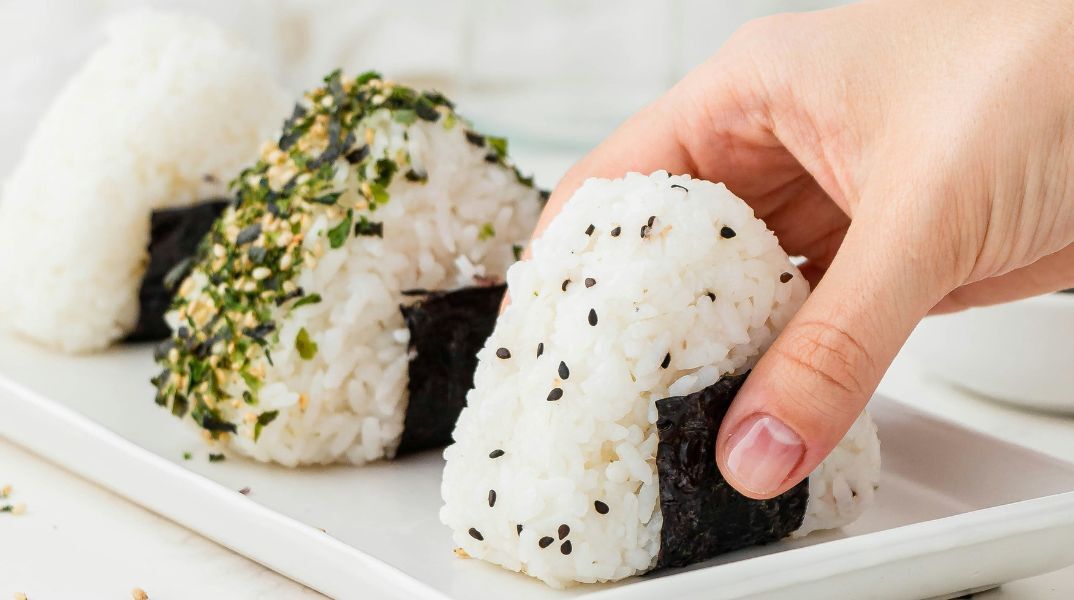 Ιαπωνία: Η αλυσίδα μίνι μάρκετ Ministop ανέστειλε την πώληση ονιγκίρι και άλλων προϊόντων, αφού ανακάλυψε πως υπάλληλοι παραποιούσαν τις ημερομηνίες λήξης.