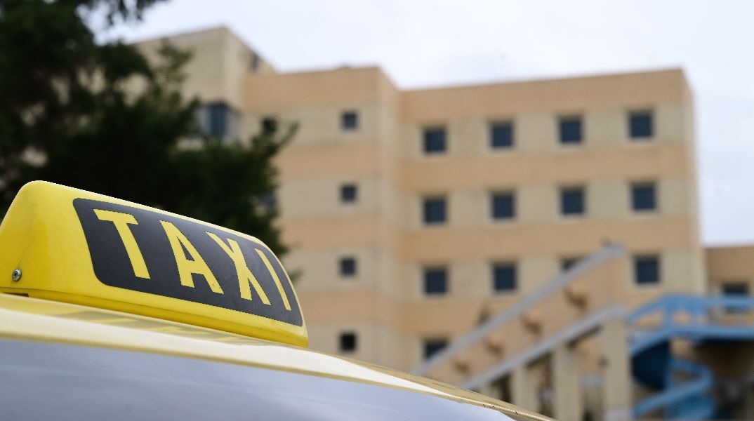 Κρήτη: Οδηγός ταξί αποβίβασε μητέρα με 3 ανήλικα παιδιά για να πάρει κούρσα με τουρίστες