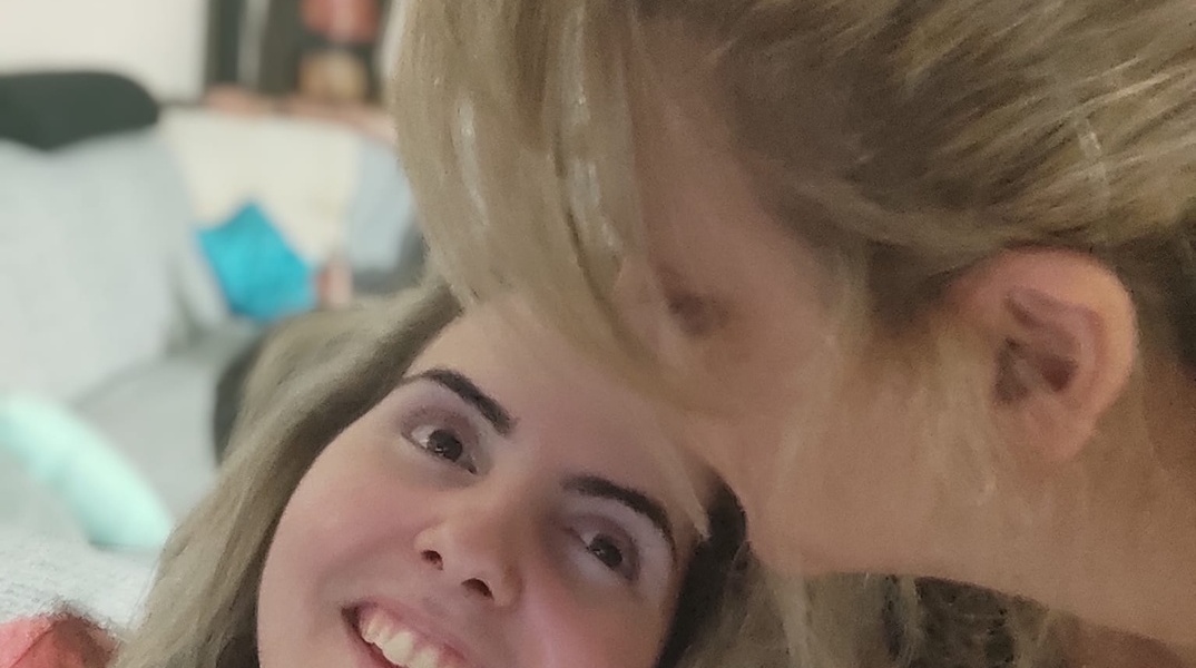 «Σιώπησες, μα τα μάτια σου ουρλιάζουν»: Το μήνυμα της μητέρας της Άσπας 12 χρόνια μετά τον πυροβολισμό από τον πατέρα της