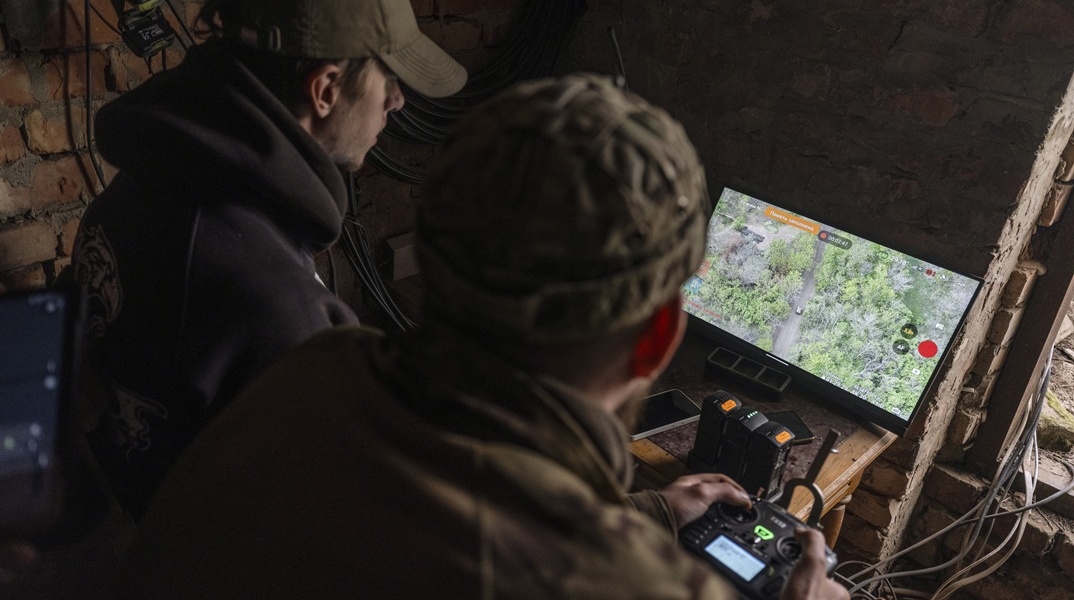 Στρατιωτικοί οδηγούν drone σε περιοχή του Ντονέτσκ