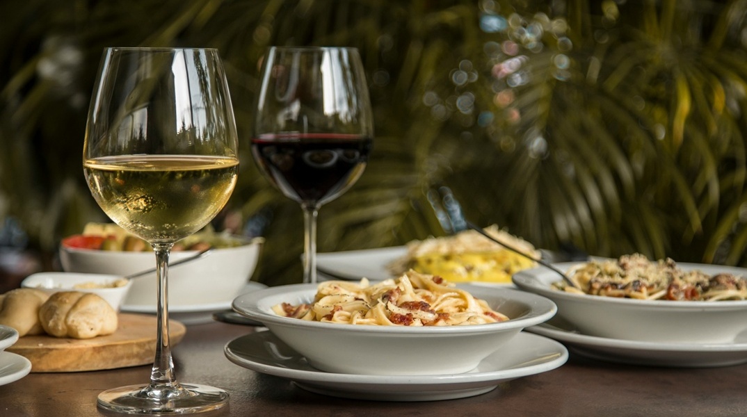 Τραπέζι εστιατορίου με φαγητά και ποτά