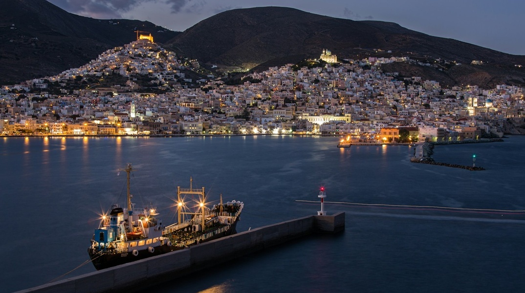 Σύρος τη νύχτα