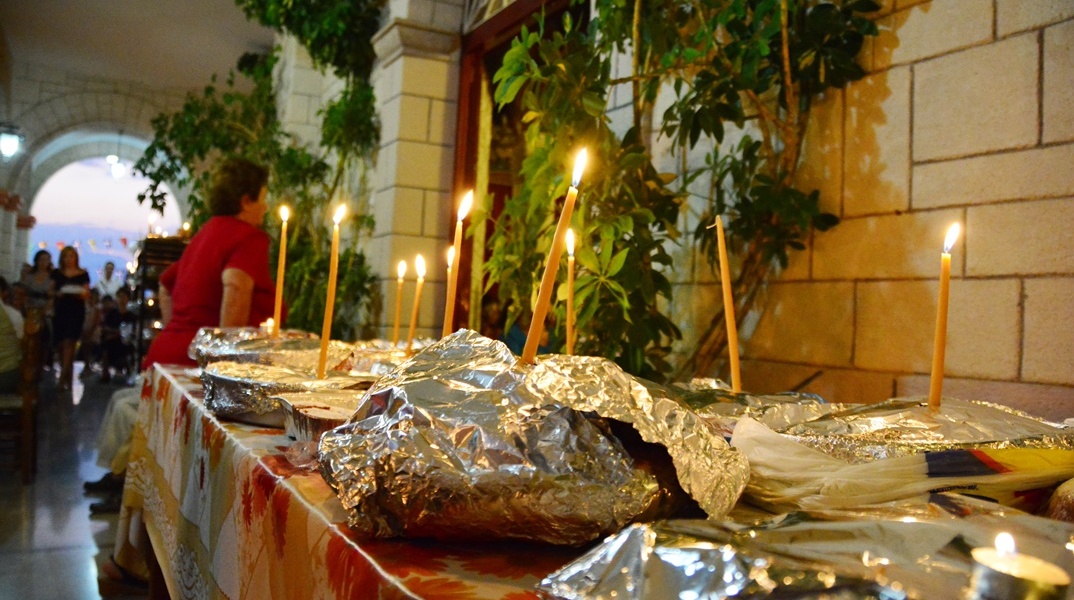 Φανουρόπιτες στον περίβολο εκκλησίας