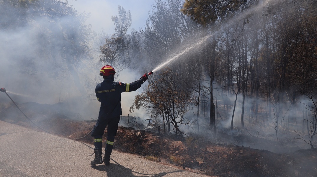 Πυροσβέστης επιχειρεί για την κατάσβεση φωτιάς