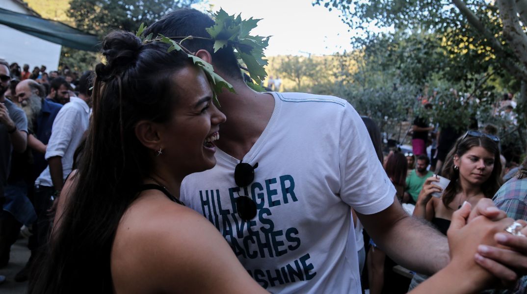 «Το Γλέντι», το τραγούδι του Νίκου Οικονομίδη από το 2006, έγινε το viral hit του καλοκαιριού με νέες ερμηνείες και ασταμάτητες διασκευές.