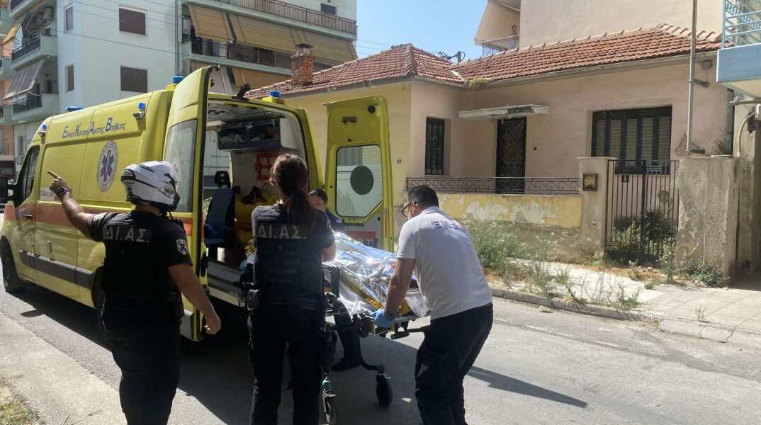 Γυναικοκτονία στον Βόλο: Η κόρη κάλεσε το ΕΚΑΒ - Η 36χρονη ήταν νεκρή στην είσοδο της πολυκατοικίας