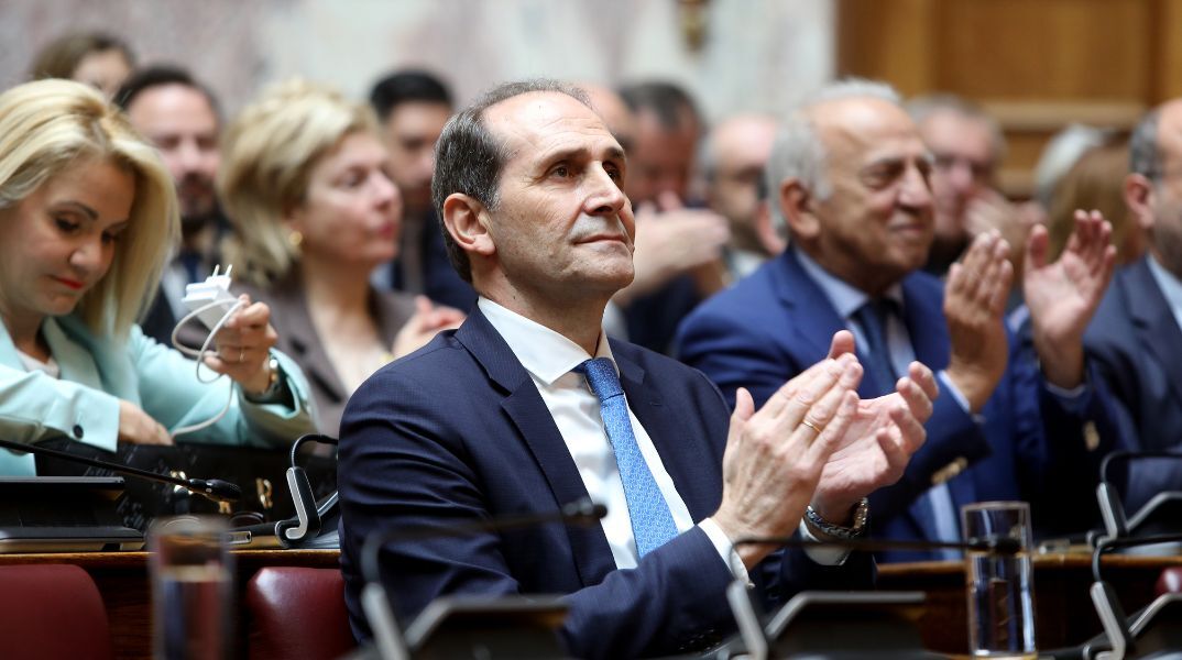 Στην Αλεξάνδρεια Ημαθίας τελείται η κηδεία του Απόστολου Βεσυρόπουλου - Συγκίνηση στην οικογένεια και τον πολιτικό κόσμο για την απώλειά του.