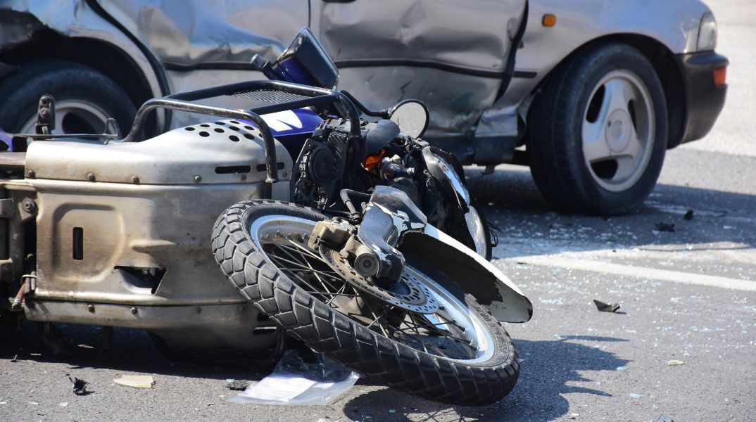 Θανατηφόρο τροχαίο στην Αταλάντη: 32χρονη μητέρα σκοτώθηκε όταν αυτοκίνητο παραβίασε STOP και χτύπησε τη μηχανή που οδηγούσε.