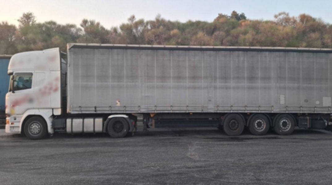 Συνελήφθησαν 4 διακινητές σε Ροδόπη και Έβρο που μετέφεραν 21 παράτυπους μετανάστες - Κατασχέθηκαν οχήματα, χρήματα και κινητά.