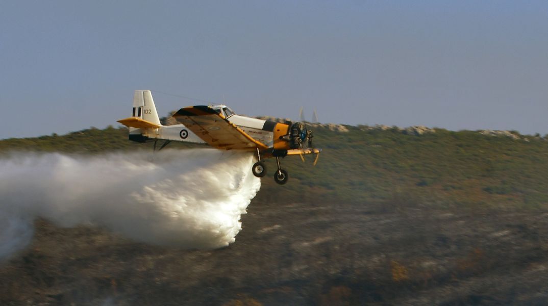 Φωτιά σε δασική έκταση στα Δερβενοχώρια Βοιωτίας - Επιχειρούν 90 πυροσβέστες, 25 οχήματα, 4 αεροσκάφη και 3 ελικόπτερα.