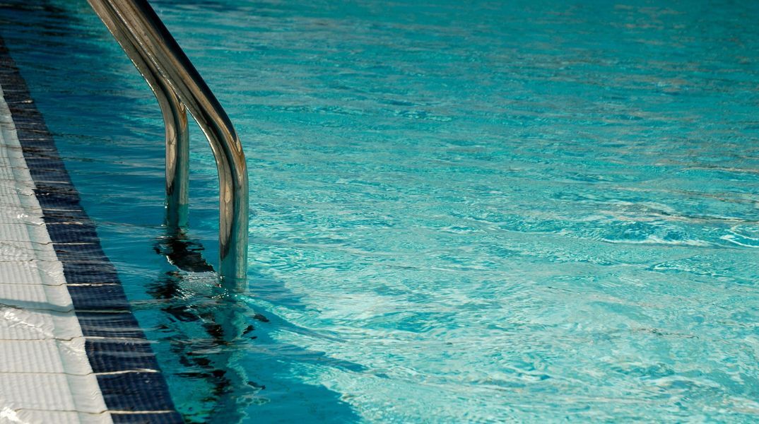 Παξοί: Ποινική δίωξη ασκήθηκε στους γονείς και τον παππού της 4χρονης που πνίγηκε σε πισίνα βίλας - Το παιδί χάθηκε από την προσοχή τους και εντοπίστηκε νεκρό