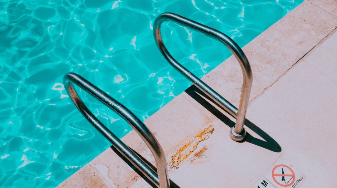 Ένας νεαρός Βραζιλιάνος εντοπίστηκε νεκρός σε πισίνα ξενοδοχείου στη Μύκονο, ενώ ο φίλος του νοσηλεύεται - Οι αρχές ερευνούν τα αίτια του θανάτου.