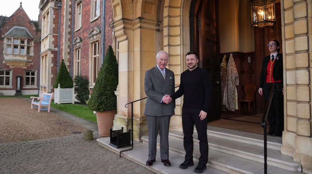 Ο βασιλιάς Κάρολος Γ' εξέφρασε την υποστήριξή του στην Ουκρανία με αφορμή την Ημέρα Ανεξαρτησίας - Η Βρετανία ανακοίνωσε συνέχιση της στρατιωτικής εκπαίδευσης