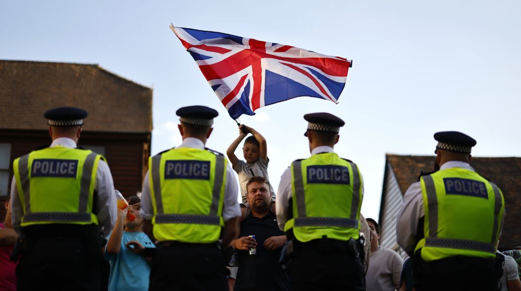 Διαδηλωτές συγκρούστηκαν με τις αστυνομικές δυνάμεις κατά τη διάρκεια κινητοποιήσεων σε όλη τη Βρετανία ενάντια σε ξενοδοχεία που στεγάζουν αιτούντες άσυλο