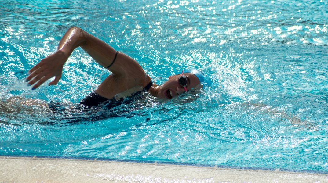 Οστεοαρθρίτιδα: Επιτρέπεται η κολύμβηση μετά από αρθροπλαστική ισχίου;