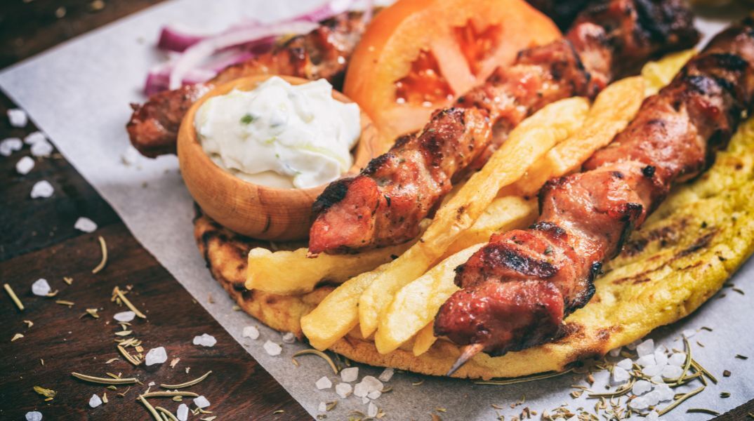 Το σουβλάκι, το εθνικό μας street food, έχει πλέον τιμή που σοκάρει - Στα ύψη οι τιμές σε Κρήτη και Αττική, στο Ηράκλειο ξεπέρασε τα 6 ευρώ