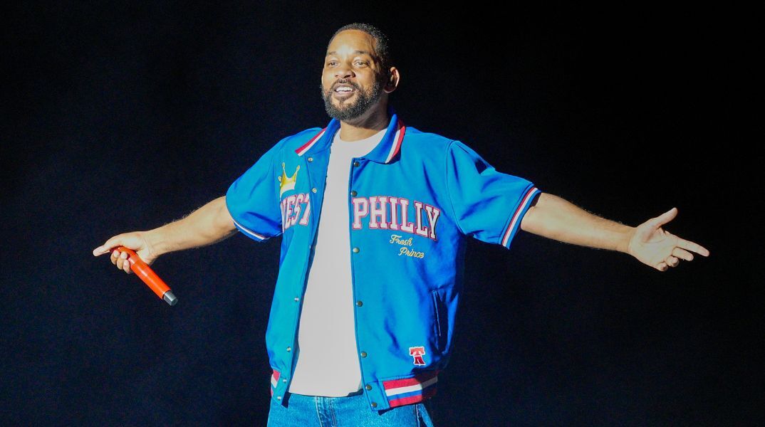 Ο Γουίλ Σμιθ κατηγορείται ότι χρησιμοποίησε τεχνητή νοημοσύνη για να δημιουργήσει ψεύτικους θαυμαστές σε βίντεο της περιοδείας του, προκαλώντας αντιδράσεις.