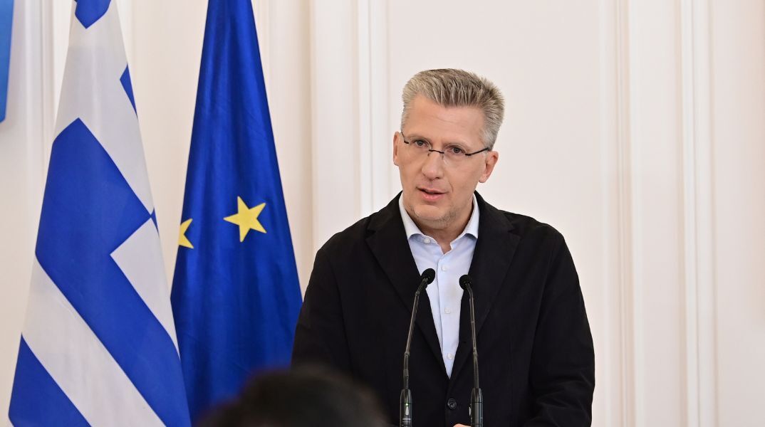 Άκης Σκέρτσος: Ο υπουργός Επικρατείας κατηγορεί τον Παύλο Πολάκη ως «νοσταλγό των μνημονίων», με αφορμή τα μέτρα που εισηγείται ο βουλευτής του ΣΥΡΙΖΑ. 