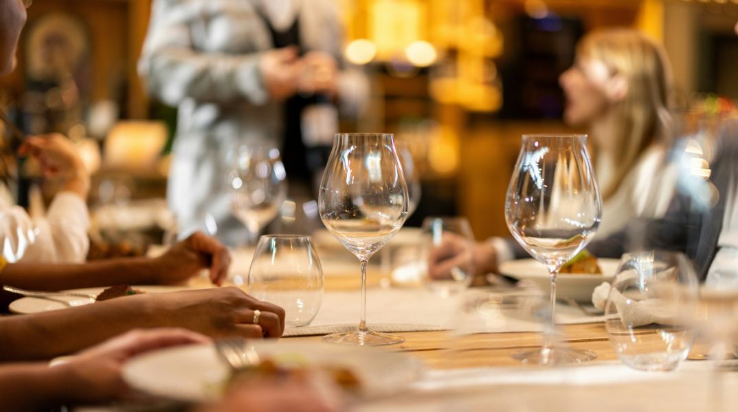 Νέα στοιχεία της Eurostat δείχνουν ότι η Ελλάδα κατατάσσεται στην 3η θέση της Ευρωπαϊκής Ένωσης όσον αφορά στις τιμές των αλκοολούχων ποτών - Οι βασικές αιτίες