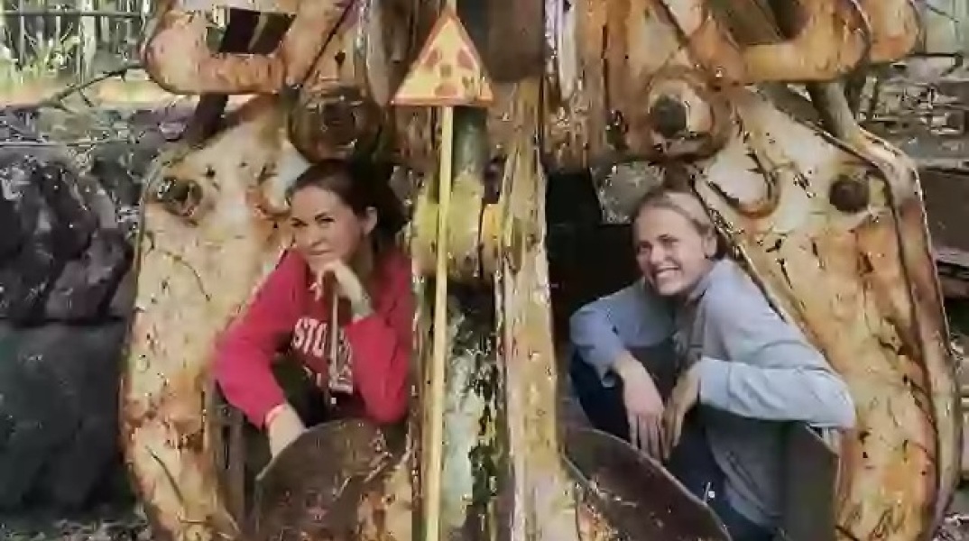 Μία φωτογραφία δύο γυναικών που ποζάρουν πάνω σε μια ραδιενεργή δαγκάνα από εκσκαφέα στον χώρο της καταστροφής του Τσερνόμπιλ, έχει επανέλθει στο προσκήνιο