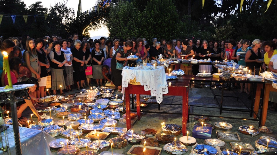 Φανουρόπιτες στον περίβολο εκκλησίας