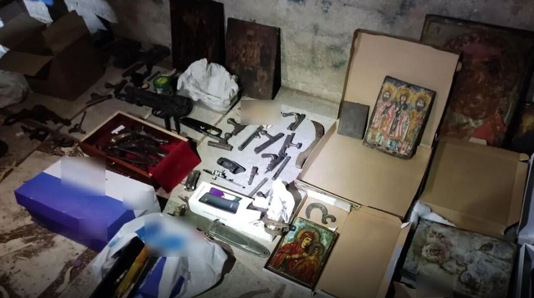 Καισαριανή: Φωτογραφίες από το οπλοστάσιο που βρέθηκε σε κάδο απορριμμάτων