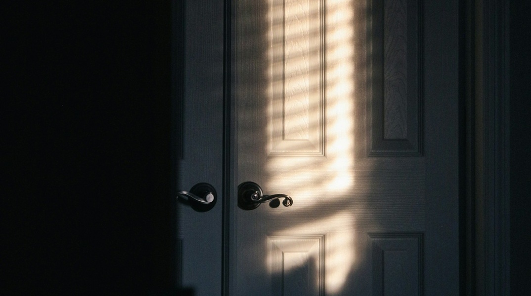 Πόρτα που πέφτει πάνω της λιγοστό φως