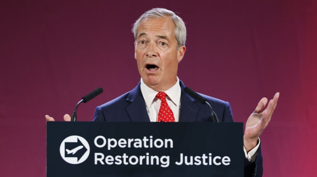 Βρετανία: Το σχέδιο Φάρατζ για μαζικές απελάσεις αιτούντων άσυλο χαρακτηρίζεται επικίνδυνο από νομικούς και πολιτικούς - Αφορά και γυναίκες και παιδιά